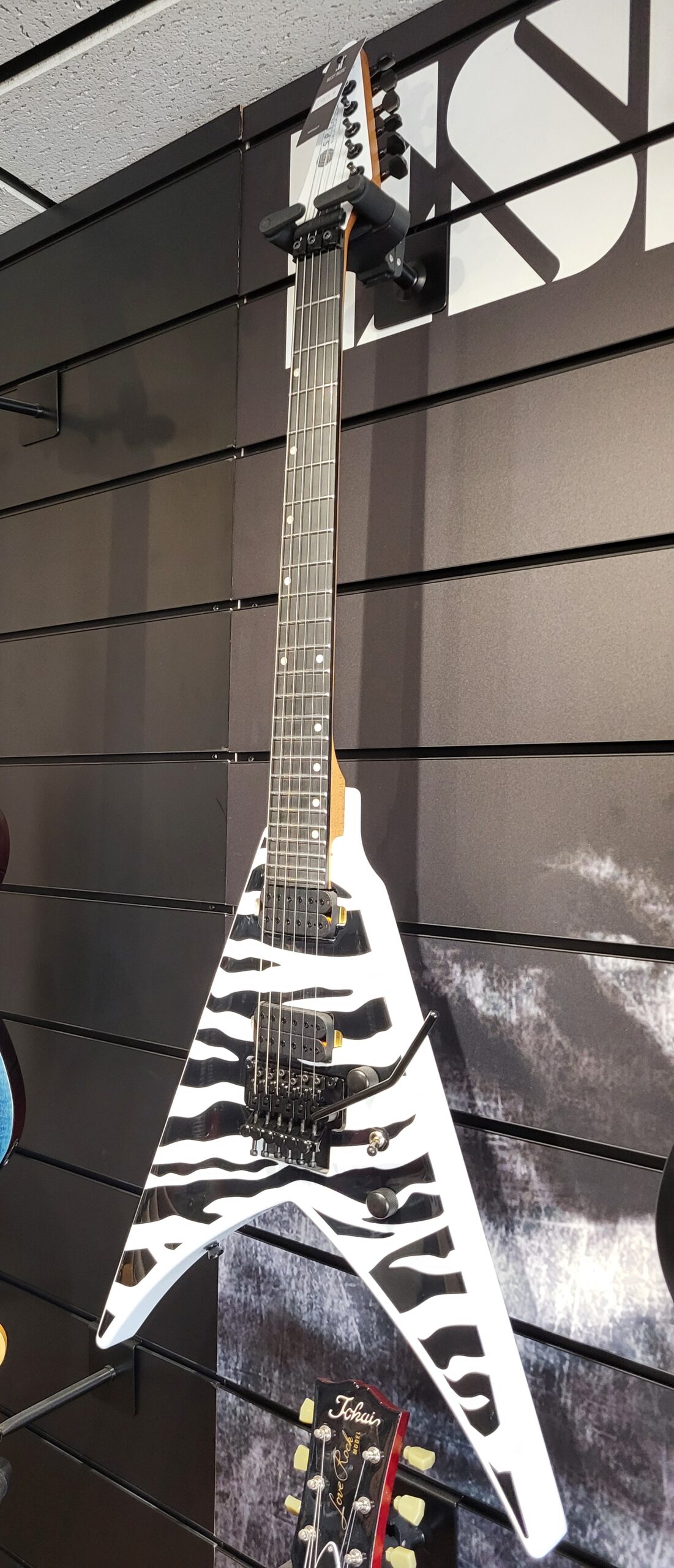 Spira Guitars V420 White Tiger Limited